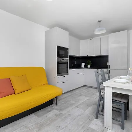 아파트 Spacious In Cracow With Balcony, Desk And Bathtub By Renters 크라쿠프