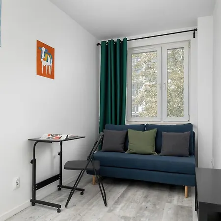 Spacious In Cracow With Balcony, Desk And Bathtub By Renters