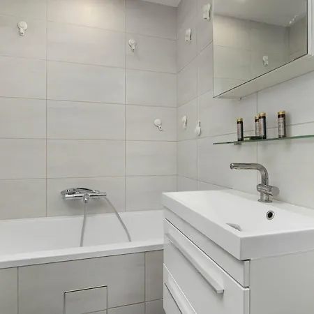 Spacious In Cracow With Balcony, Desk And Bathtub By Renters