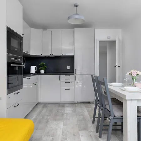 아파트 Spacious In Cracow With Balcony, Desk And Bathtub By Renters 크라쿠프