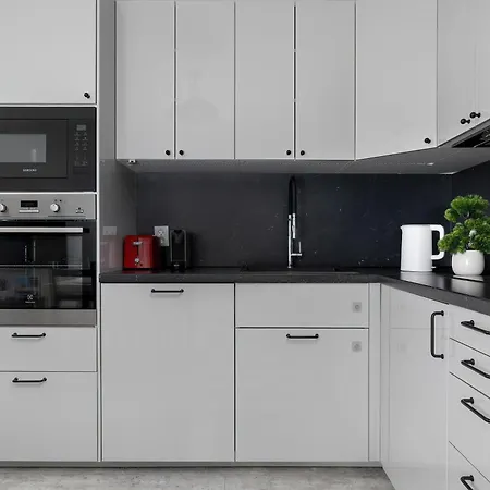 Spacious In Cracow With Balcony, Desk And Bathtub By Renters * 크라쿠프