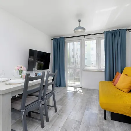 Spacious In Cracow With Balcony, Desk And Bathtub By Renters