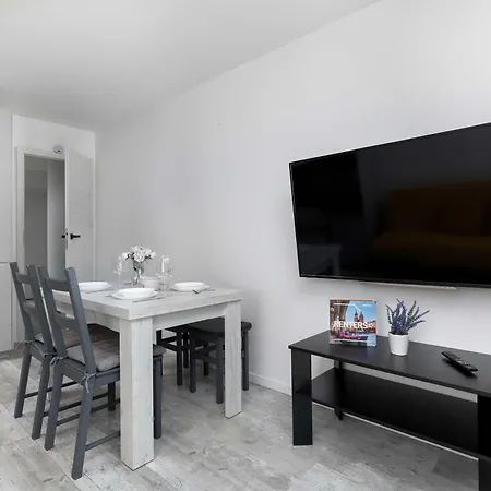 Spacious In Cracow With Balcony, Desk And Bathtub By Renters *