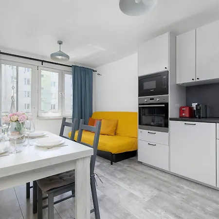 아파트 Spacious In Cracow With Balcony, Desk And Bathtub By Renters