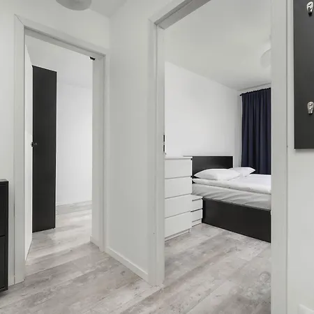 Spacious In Cracow With Balcony, Desk And Bathtub By Renters 아파트 *
