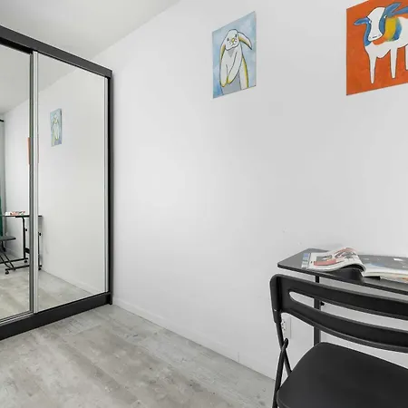 Spacious In Cracow With Balcony, Desk And Bathtub By Renters 크라쿠프