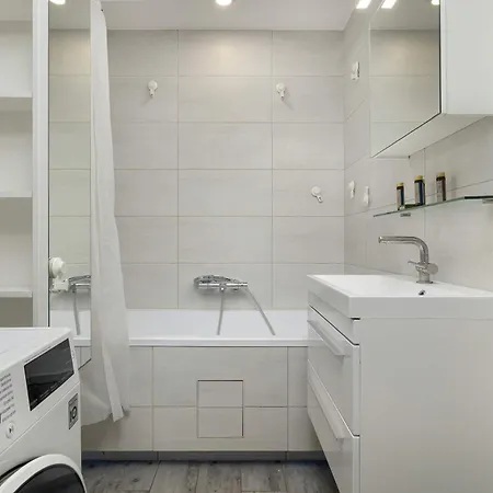 Spacious In Cracow With Balcony, Desk And Bathtub By Renters 아파트
