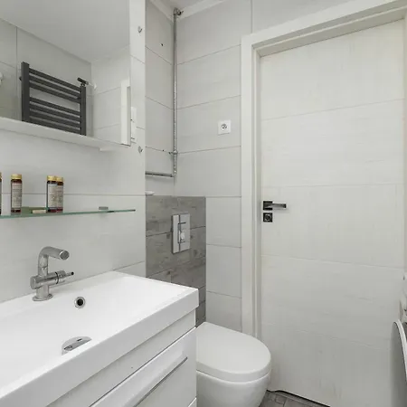 Spacious In Cracow With Balcony, Desk And Bathtub By Renters